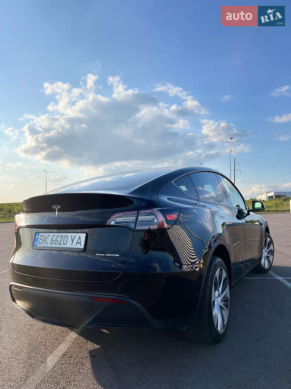 Внедорожник / Кроссовер Tesla Model Y 2023 в Ровно