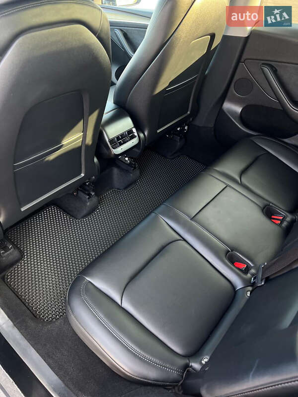 Внедорожник / Кроссовер Tesla Model Y 2023 в Ровно