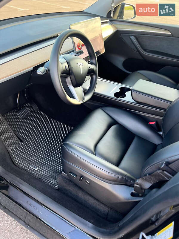 Внедорожник / Кроссовер Tesla Model Y 2023 в Ровно