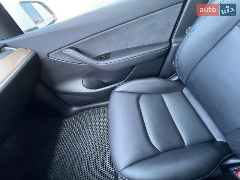 Позашляховик / Кросовер Tesla Model Y 2021 в Тернополі