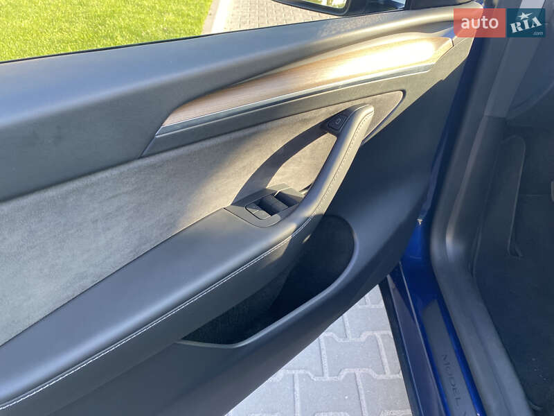 Внедорожник / Кроссовер Tesla Model Y 2024 в Киеве