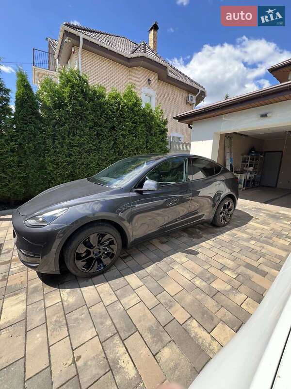 Tesla Model Y 2024