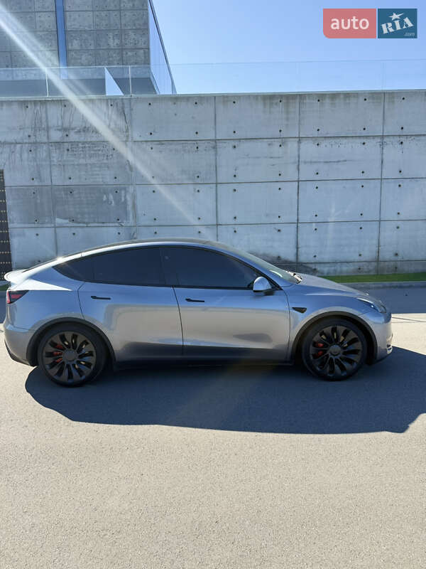 Внедорожник / Кроссовер Tesla Model Y 2024 в Киеве
