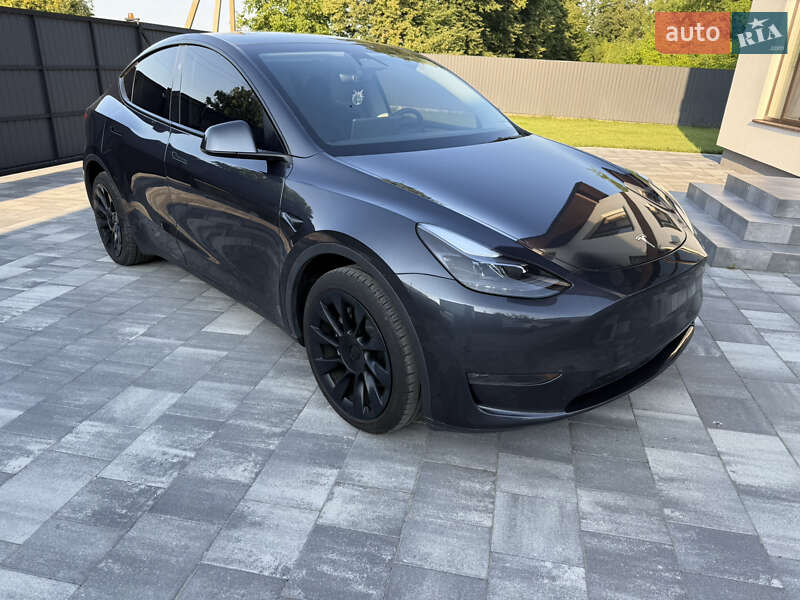 Tesla Model Y 2024