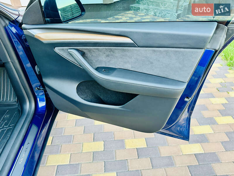 Внедорожник / Кроссовер Tesla Model Y 2023 в Киеве