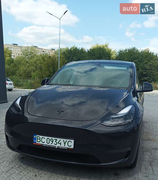 Tesla Model Y 2024