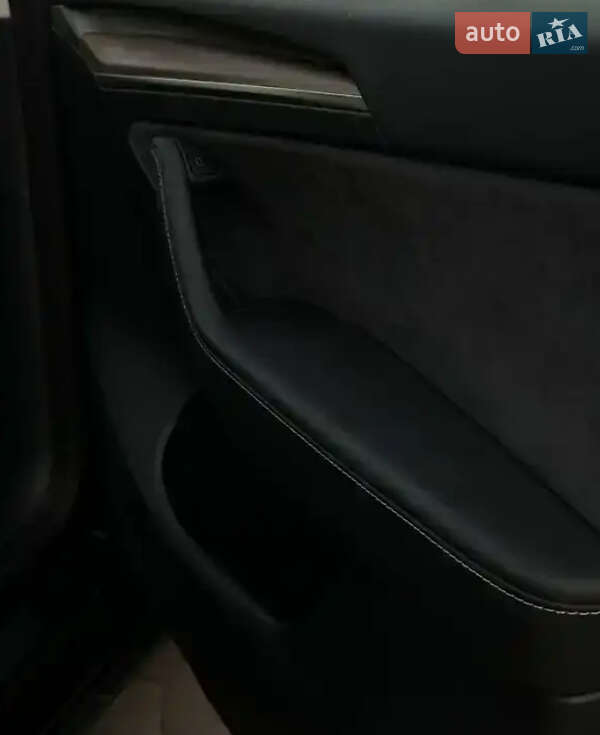 Внедорожник / Кроссовер Tesla Model Y 2023 в Львове