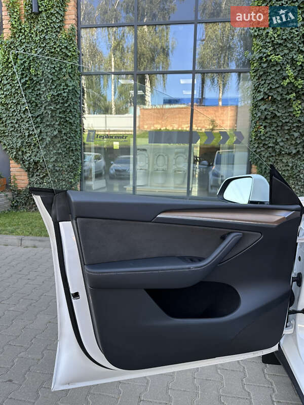 Внедорожник / Кроссовер Tesla Model Y 2024 в Черновцах