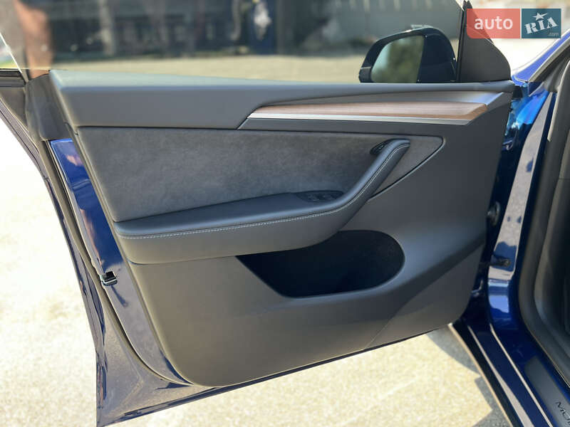 Позашляховик / Кросовер Tesla Model Y 2024 в Києві