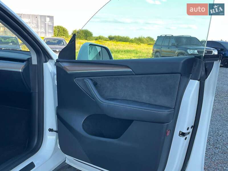 Внедорожник / Кроссовер Tesla Model Y 2024 в Львове