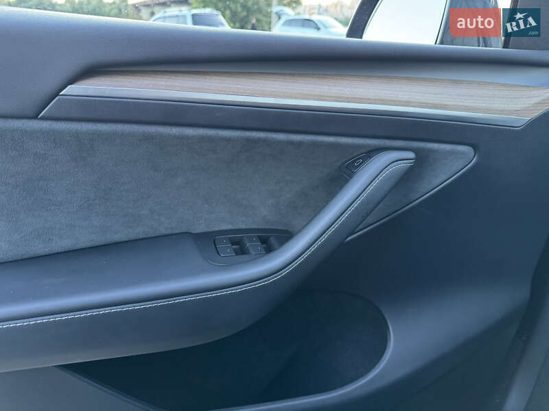 Внедорожник / Кроссовер Tesla Model Y 2023 в Киеве