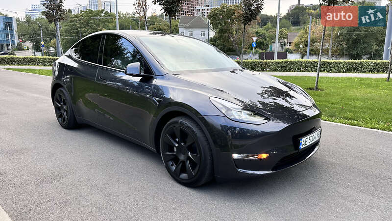 Tesla Model Y 2024