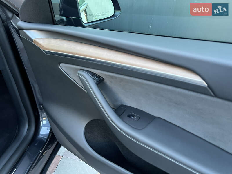 Позашляховик / Кросовер Tesla Model Y 2024 в Києві