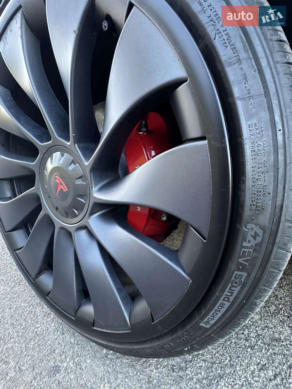 Позашляховик / Кросовер Tesla Model Y 2024 в Києві