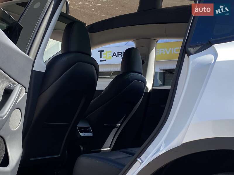 Позашляховик / Кросовер Tesla Model Y 2024 в Києві