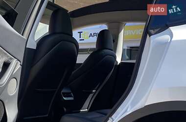 Позашляховик / Кросовер Tesla Model Y 2024 в 