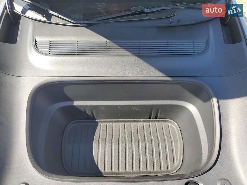 Внедорожник / Кроссовер Tesla Model Y 2025 в Киеве