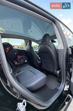 Позашляховик / Кросовер Tesla Model Y 2024 в 