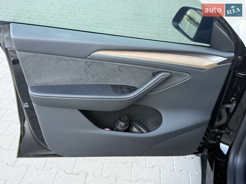 Внедорожник / Кроссовер Tesla Model Y 2024 в Киеве