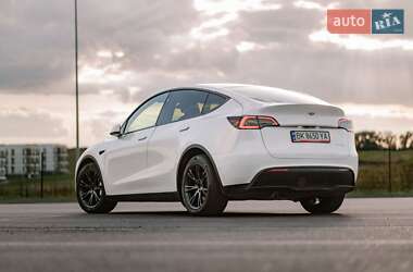 Позашляховик / Кросовер Tesla Model Y 2024 в 