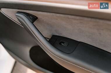 Позашляховик / Кросовер Tesla Model Y 2024 в 