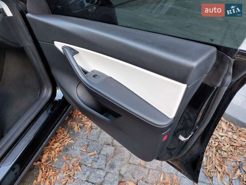 Внедорожник / Кроссовер Tesla Model Y 2021 в Киеве