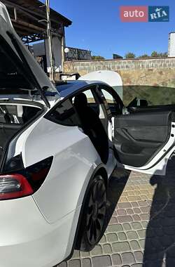 Позашляховик / Кросовер Tesla Model Y 2024 в 