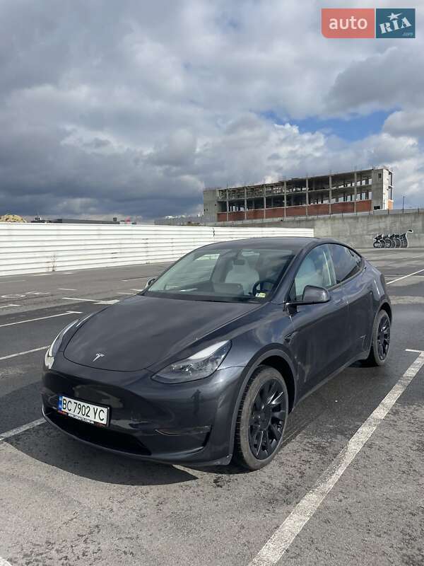 Tesla Model Y 2024