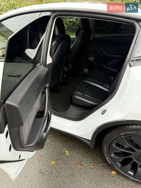 Внедорожник / Кроссовер Tesla Model Y 2020 в Вишневом