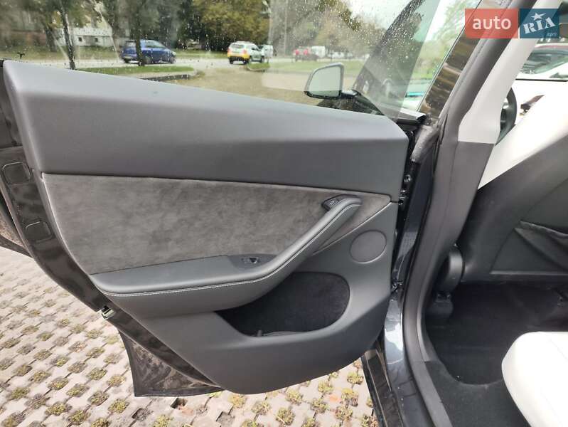 Позашляховик / Кросовер Tesla Model Y 2024 в Києві