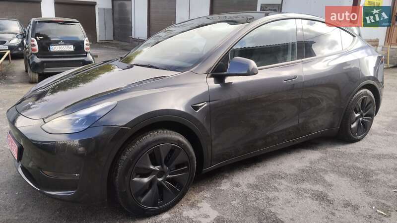 Tesla Model Y 2024
