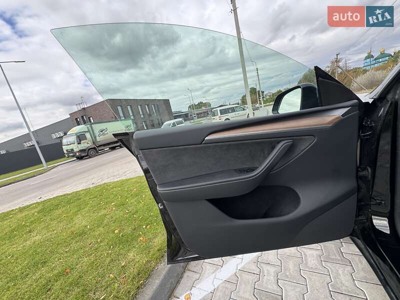 Внедорожник / Кроссовер Tesla Model Y 2024 в Сарнах