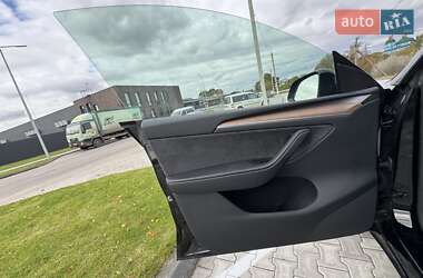 Позашляховик / Кросовер Tesla Model Y 2024 в  фото 7 Позашляховик / Кросовер Tesla Model Y 2024 в
