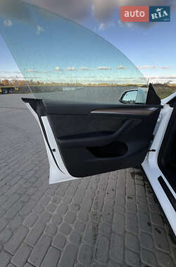 Позашляховик / Кросовер Tesla Model Y 2024 в 