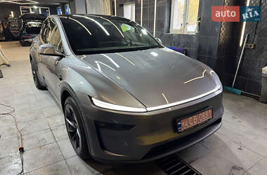 Позашляховик / Кросовер Tesla Model Y 2025 в 