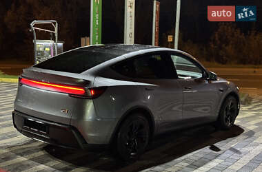 Позашляховик / Кросовер Tesla Model Y 2025 в 
