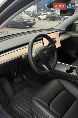 Позашляховик / Кросовер Tesla Model Y 2023 в  фото 14 Позашляховик / Кросовер Tesla Model Y 2023 в