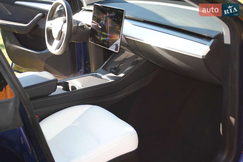 Внедорожник / Кроссовер Tesla Model Y 2024 в Луцке