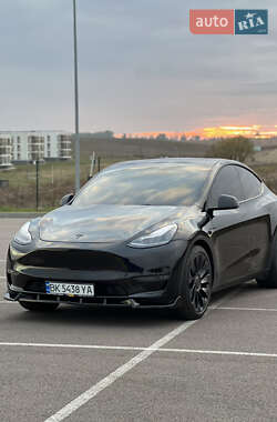 Внедорожник / Кроссовер Tesla Model Y 2021 в Ровно