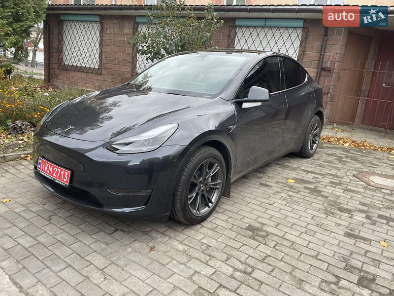 Tesla Model Y 2024