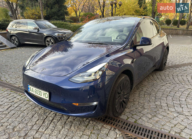 Tesla Model Y 2024