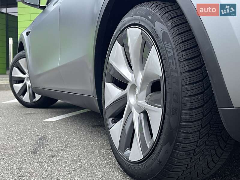 Позашляховик / Кросовер Tesla Model Y 2024 в Києві