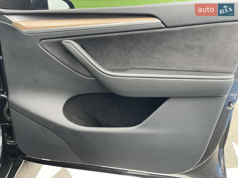 Позашляховик / Кросовер Tesla Model Y 2024 в Києві