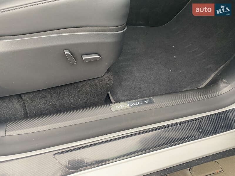 Внедорожник / Кроссовер Tesla Model Y 2023 в Киеве