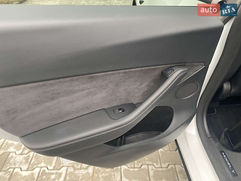 Внедорожник / Кроссовер Tesla Model Y 2023 в Киеве