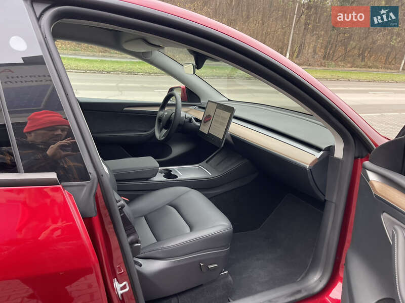 Позашляховик / Кросовер Tesla Model Y 2025 в Чернівцях