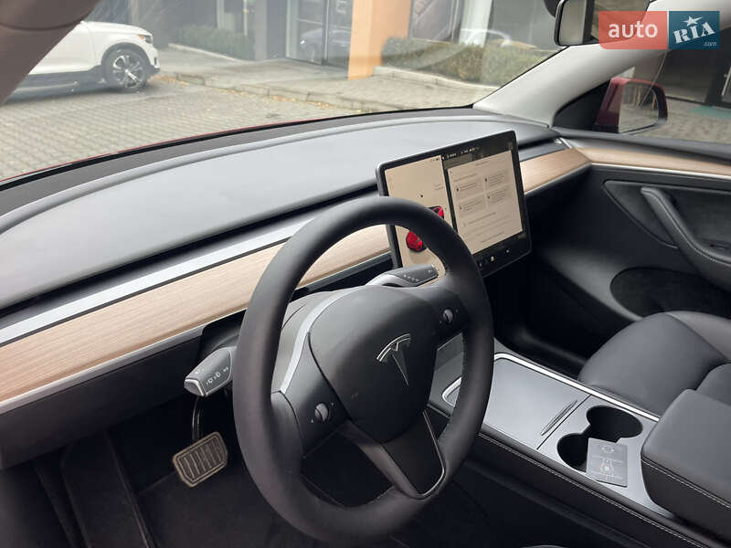 Позашляховик / Кросовер Tesla Model Y 2025 в Чернівцях