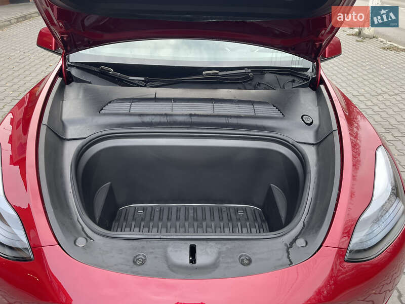 Позашляховик / Кросовер Tesla Model Y 2025 в Чернівцях