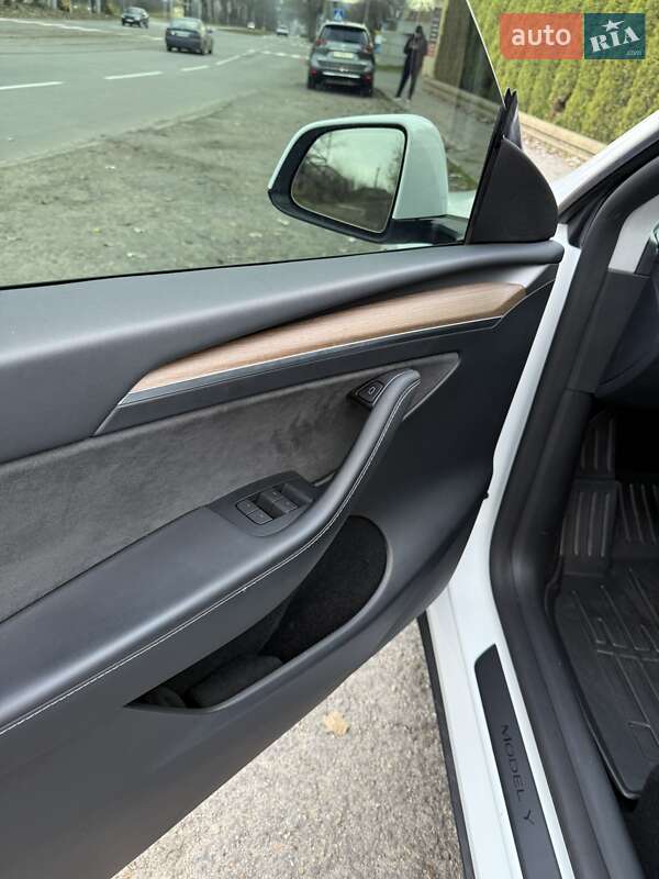 Внедорожник / Кроссовер Tesla Model Y 2024 в Запорожье