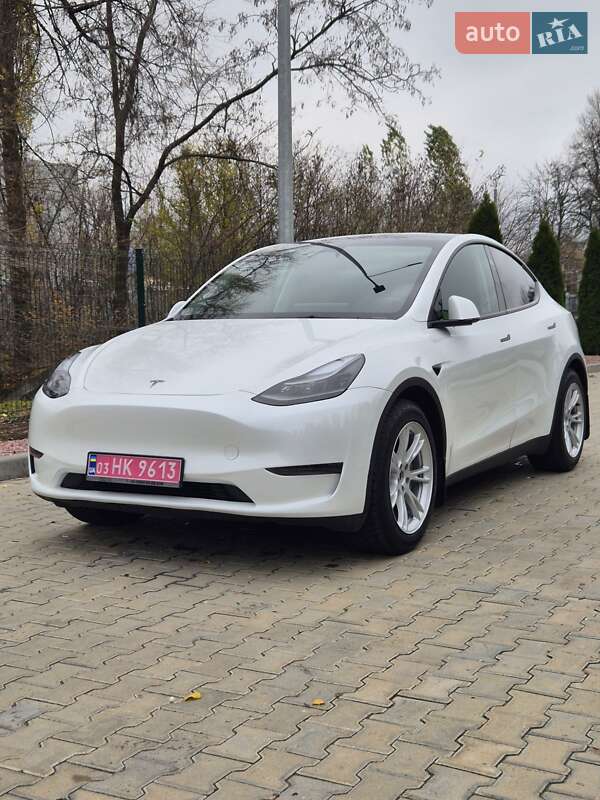 Tesla Model Y 2024